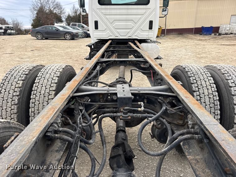 image for item DW6731 2004 International 4400 truck cab and chassis