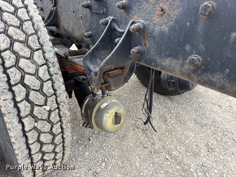 image for item DW6731 2004 International 4400 truck cab and chassis