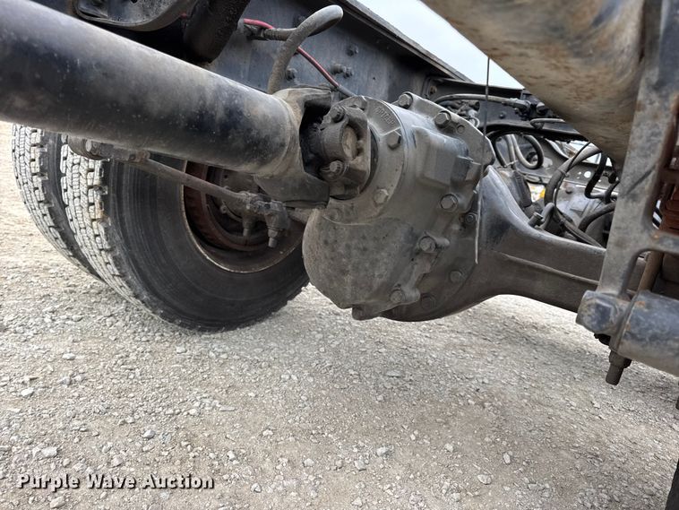 image for item DW6731 2004 International 4400 truck cab and chassis