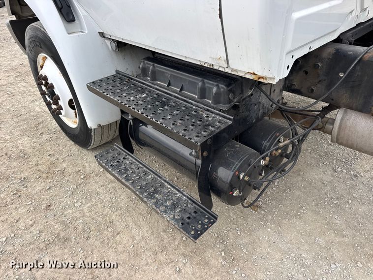 image for item DW6731 2004 International 4400 truck cab and chassis