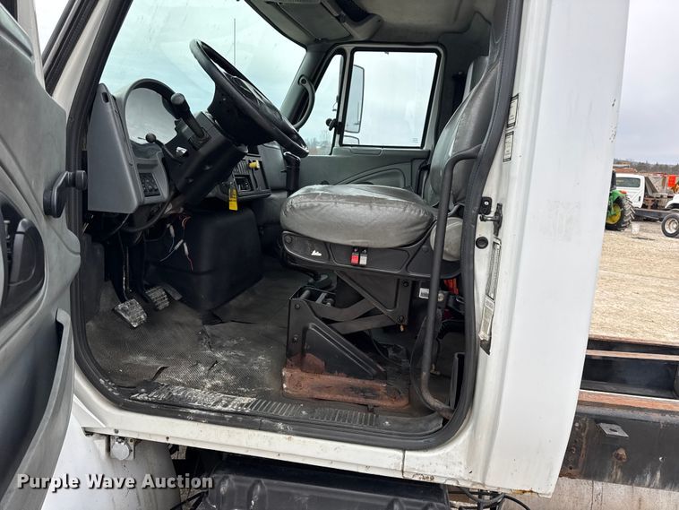 image for item DW6731 2004 International 4400 truck cab and chassis