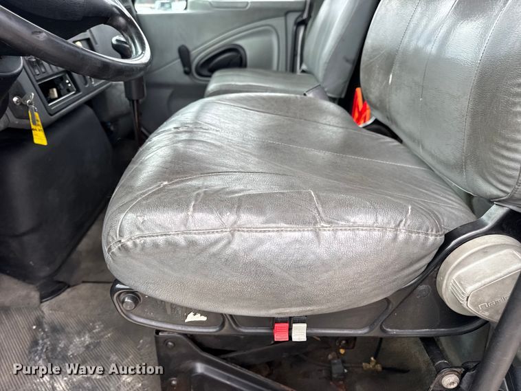 image for item DW6731 2004 International 4400 truck cab and chassis