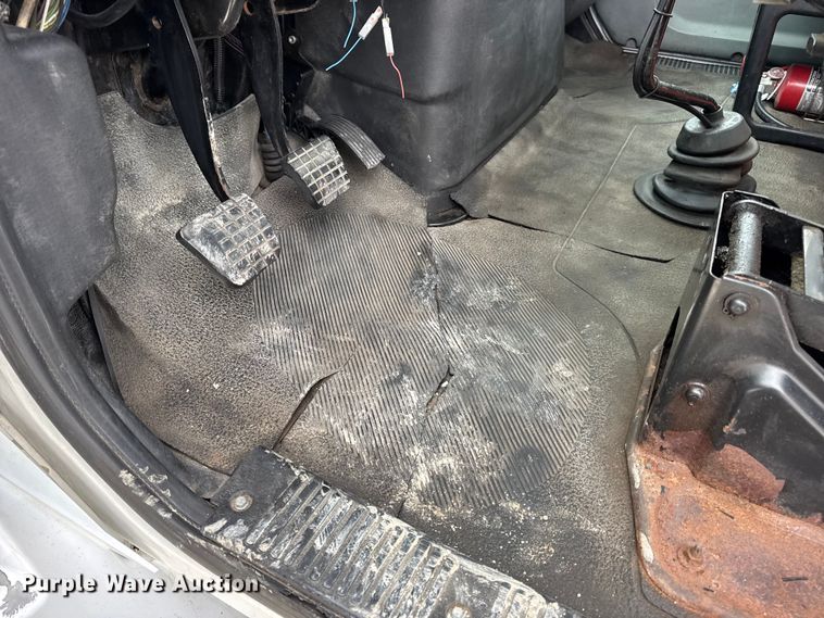 image for item DW6731 2004 International 4400 truck cab and chassis