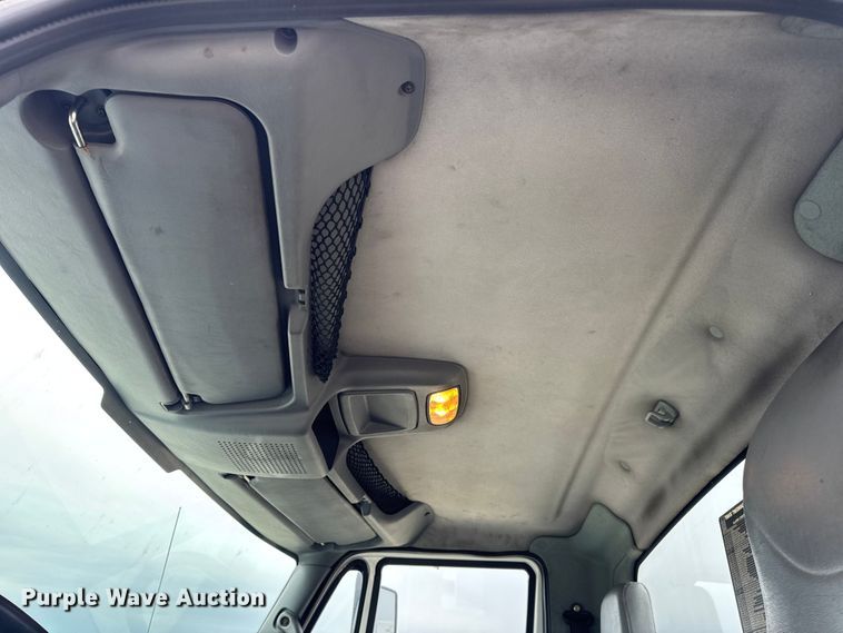 image for item DW6731 2004 International 4400 truck cab and chassis