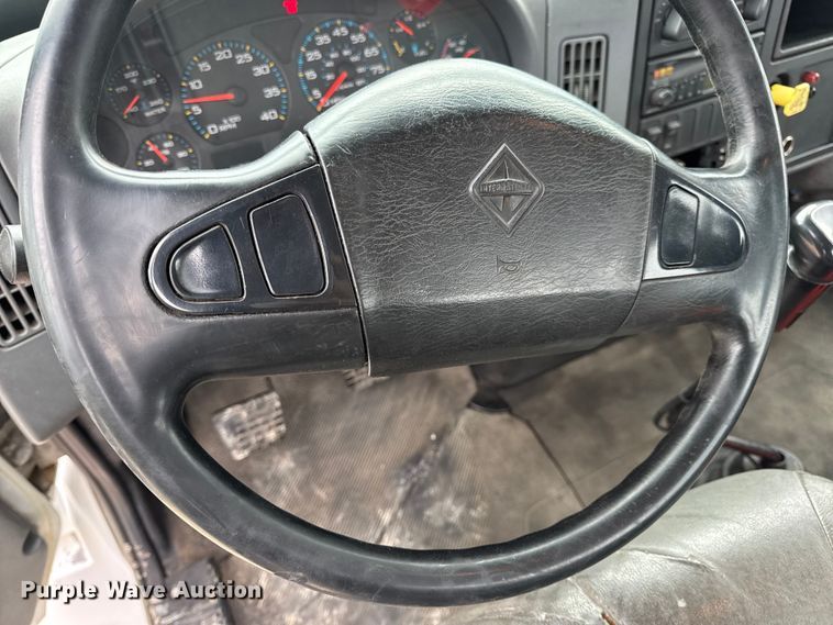 image for item DW6731 2004 International 4400 truck cab and chassis