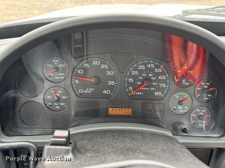 image for item DW6731 2004 International 4400 truck cab and chassis