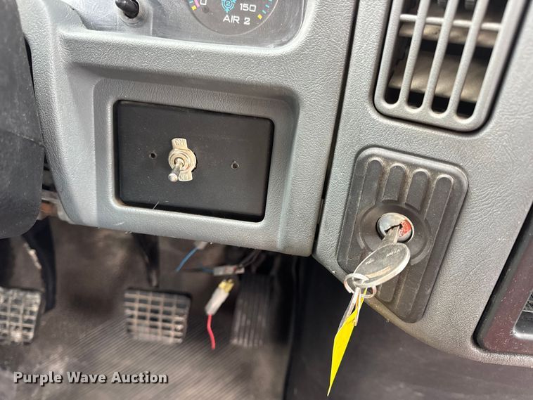 image for item DW6731 2004 International 4400 truck cab and chassis