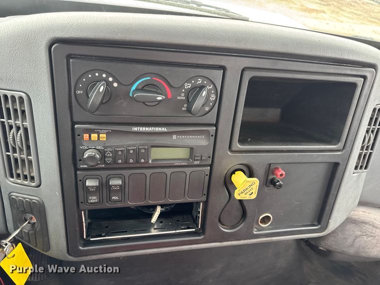 image for item DW6731 2004 International 4400 truck cab and chassis