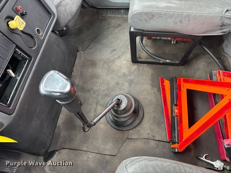 image for item DW6731 2004 International 4400 truck cab and chassis