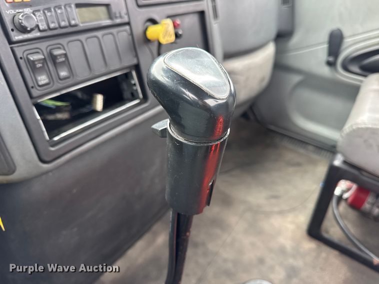 image for item DW6731 2004 International 4400 truck cab and chassis