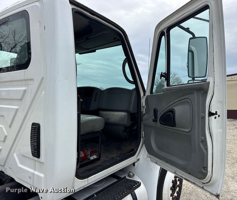 image for item DW6731 2004 International 4400 truck cab and chassis