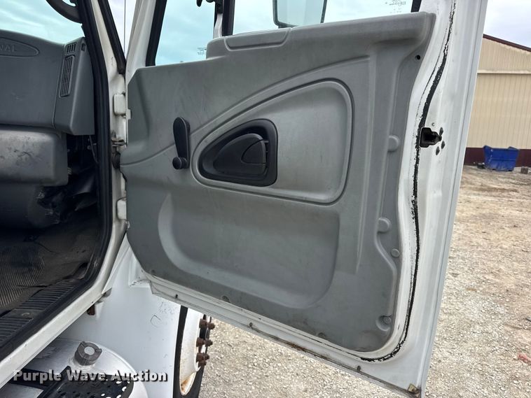 image for item DW6731 2004 International 4400 truck cab and chassis