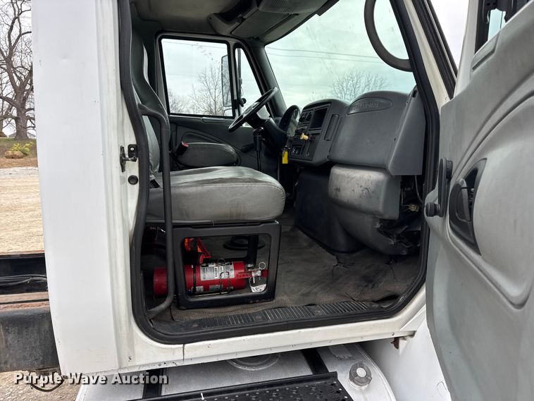 image for item DW6731 2004 International 4400 truck cab and chassis