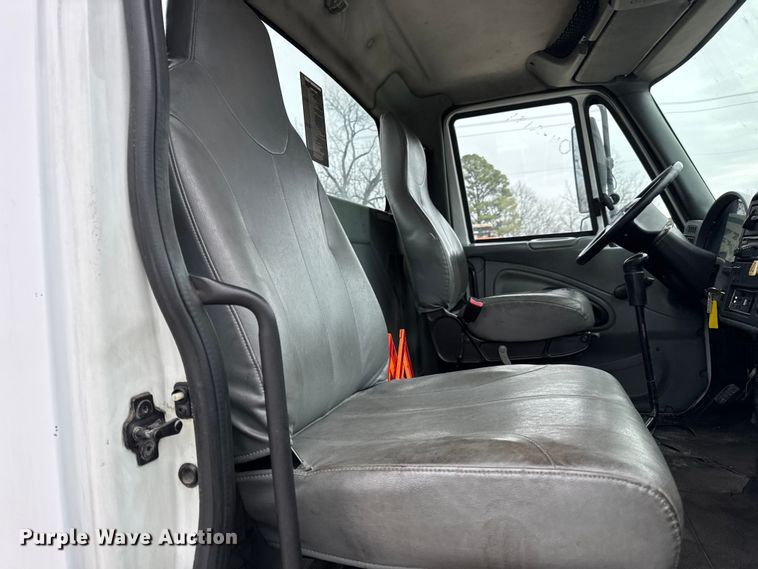 image for item DW6731 2004 International 4400 truck cab and chassis