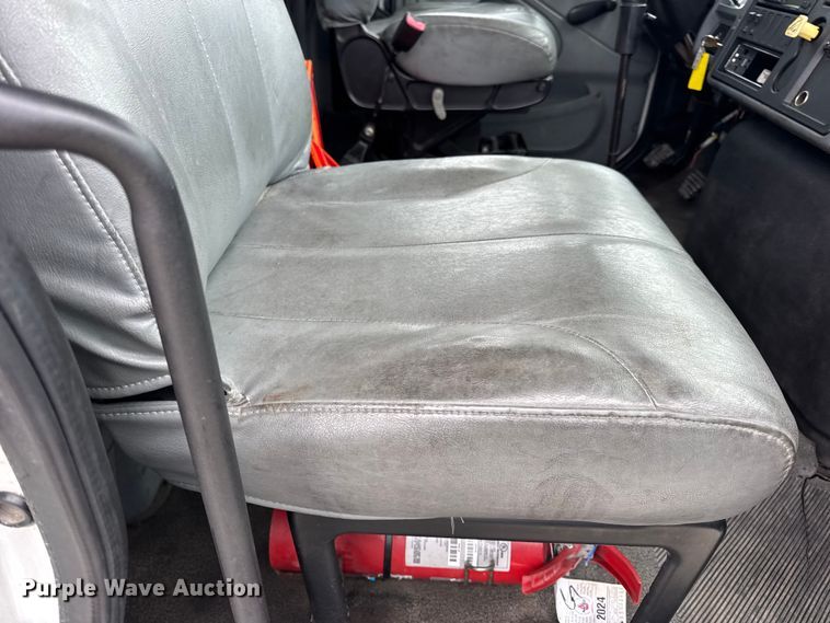 image for item DW6731 2004 International 4400 truck cab and chassis