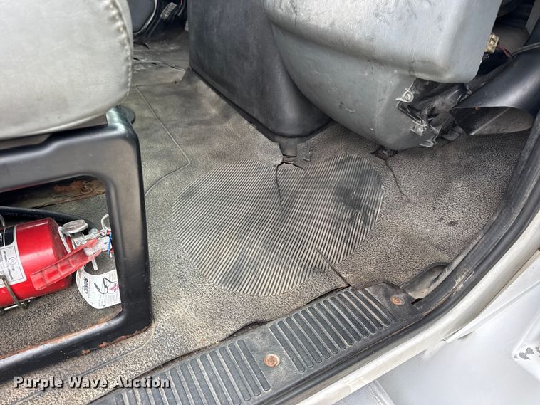 image for item DW6731 2004 International 4400 truck cab and chassis