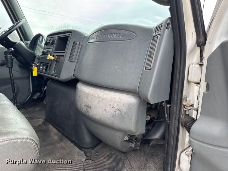 image for item DW6731 2004 International 4400 truck cab and chassis