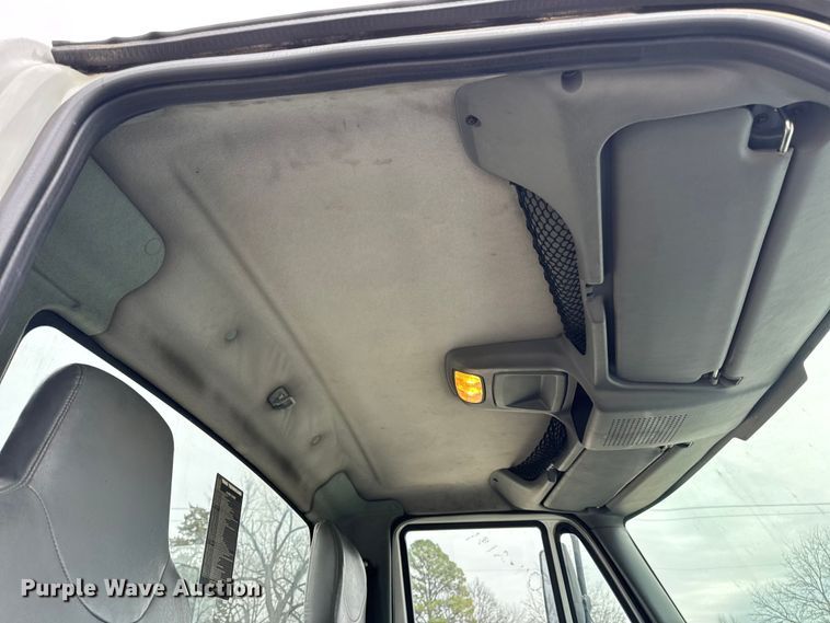 image for item DW6731 2004 International 4400 truck cab and chassis