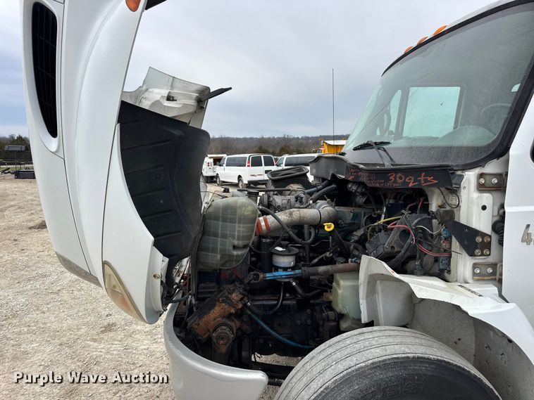 image for item DW6731 2004 International 4400 truck cab and chassis