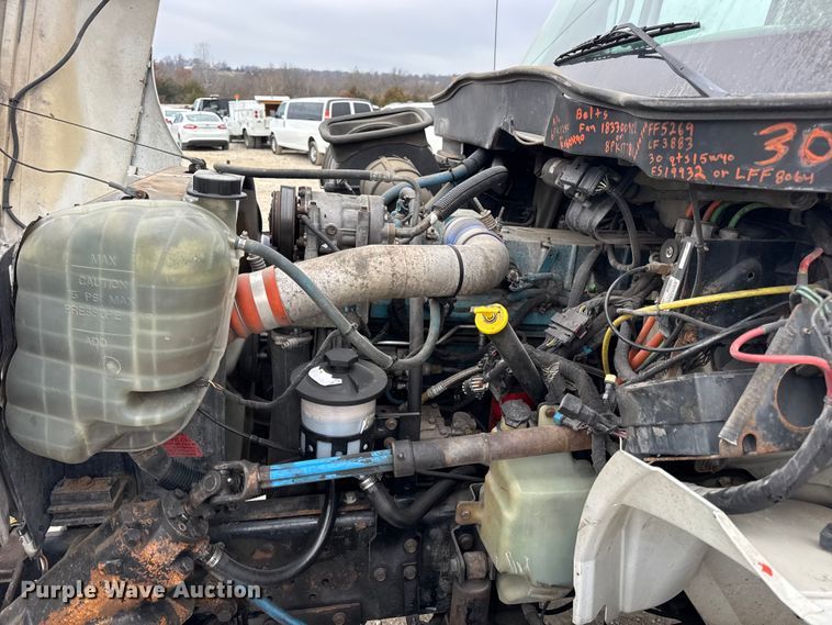 image for item DW6731 2004 International 4400 truck cab and chassis