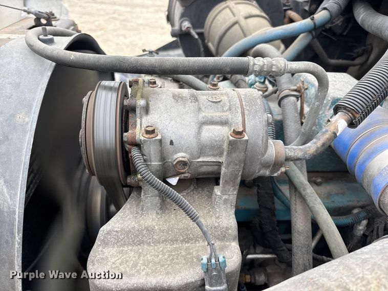 image for item DW6731 2004 International 4400 truck cab and chassis