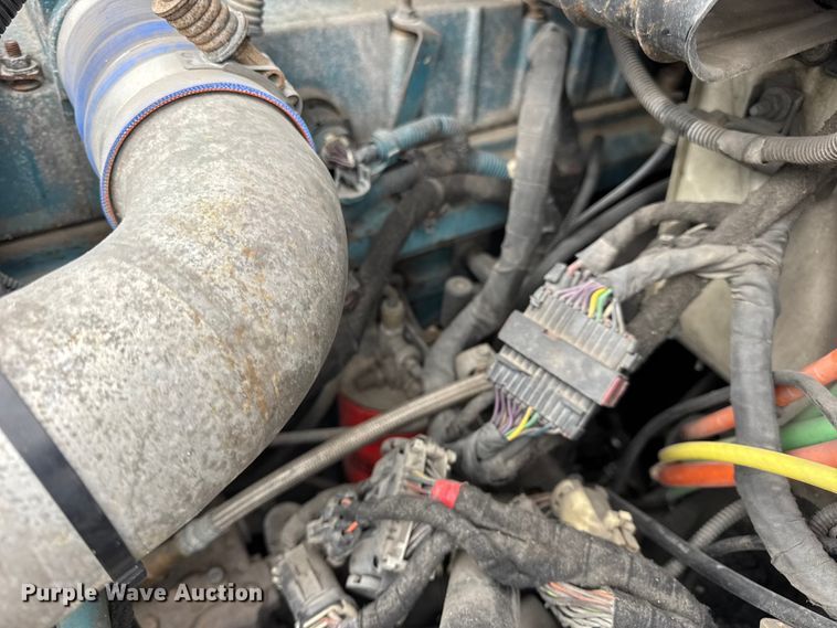 image for item DW6731 2004 International 4400 truck cab and chassis