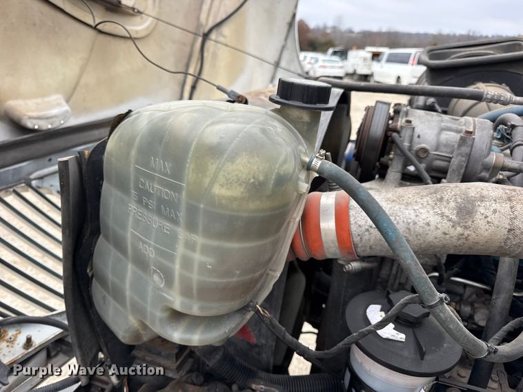 image for item DW6731 2004 International 4400 truck cab and chassis