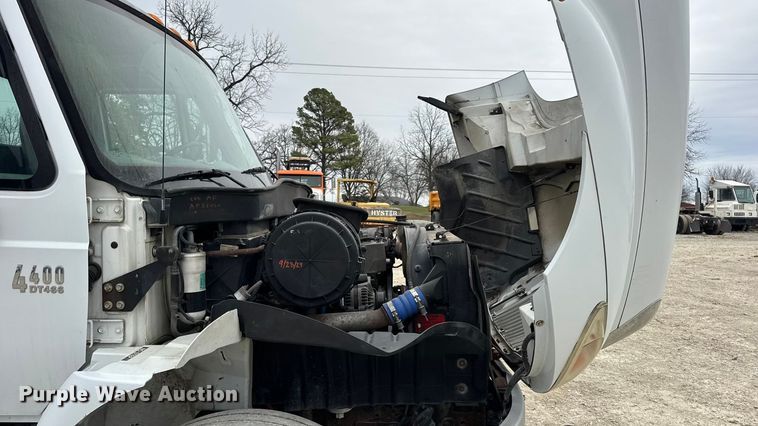 image for item DW6731 2004 International 4400 truck cab and chassis