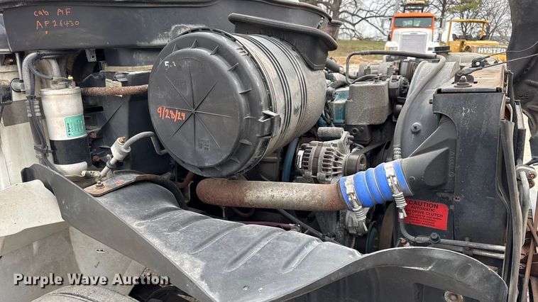 image for item DW6731 2004 International 4400 truck cab and chassis