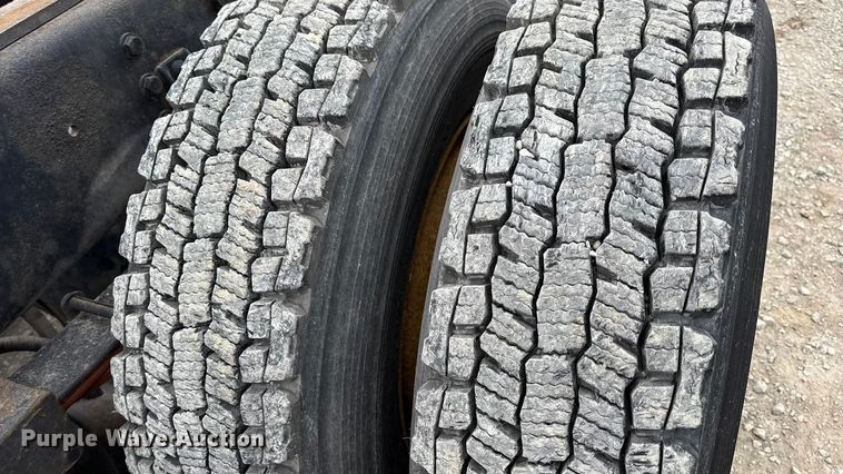 image for item DW6731 2004 International 4400 truck cab and chassis