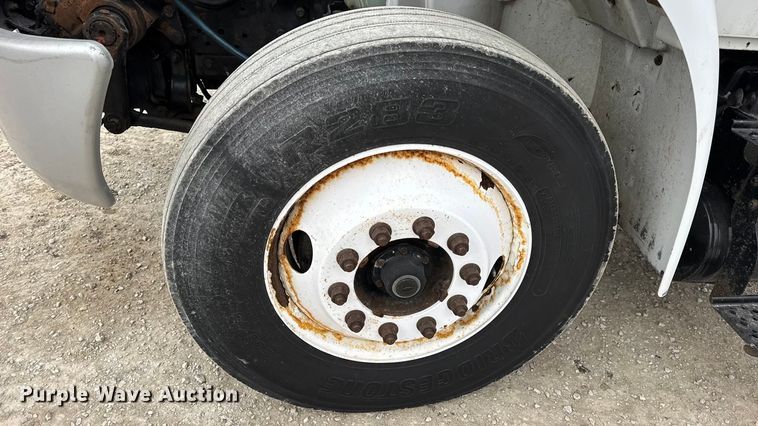 image for item DW6731 2004 International 4400 truck cab and chassis