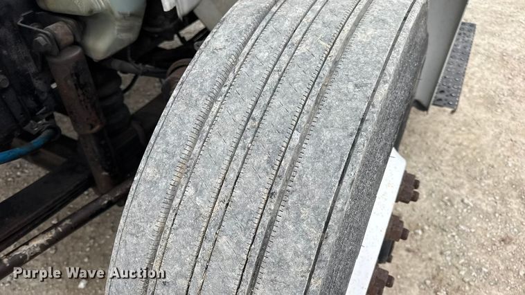 image for item DW6731 2004 International 4400 truck cab and chassis