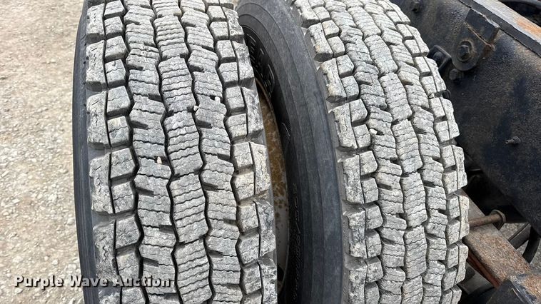 image for item DW6731 2004 International 4400 truck cab and chassis