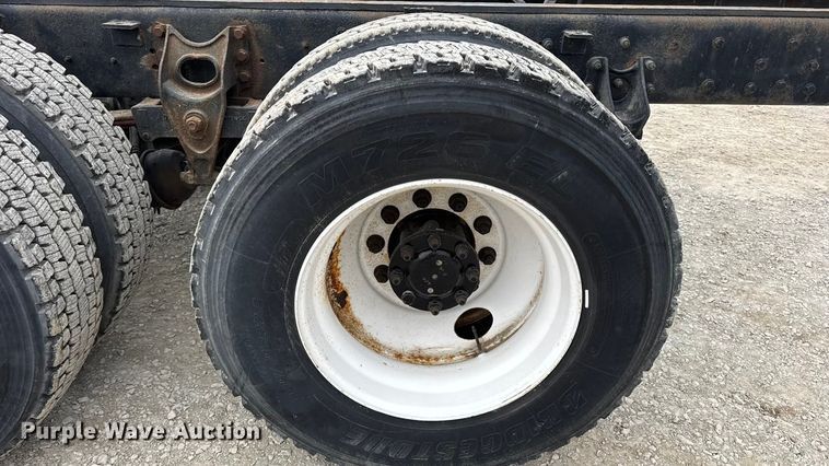 image for item DW6731 2004 International 4400 truck cab and chassis