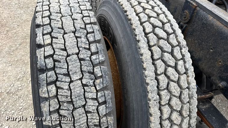 image for item DW6731 2004 International 4400 truck cab and chassis