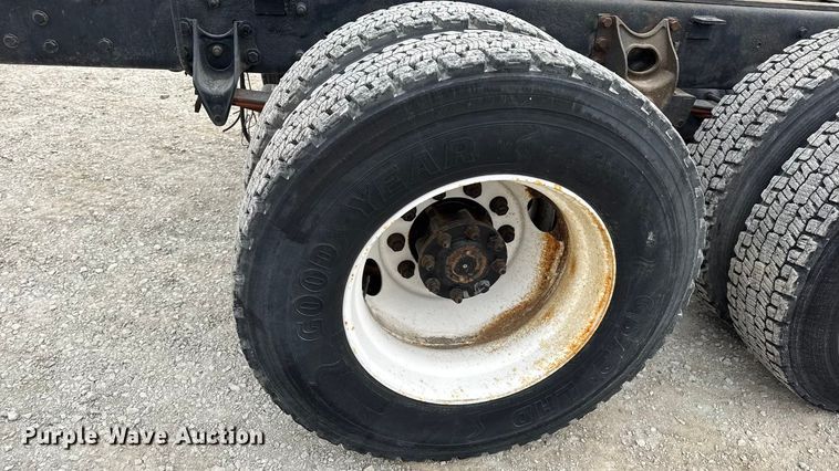 image for item DW6731 2004 International 4400 truck cab and chassis