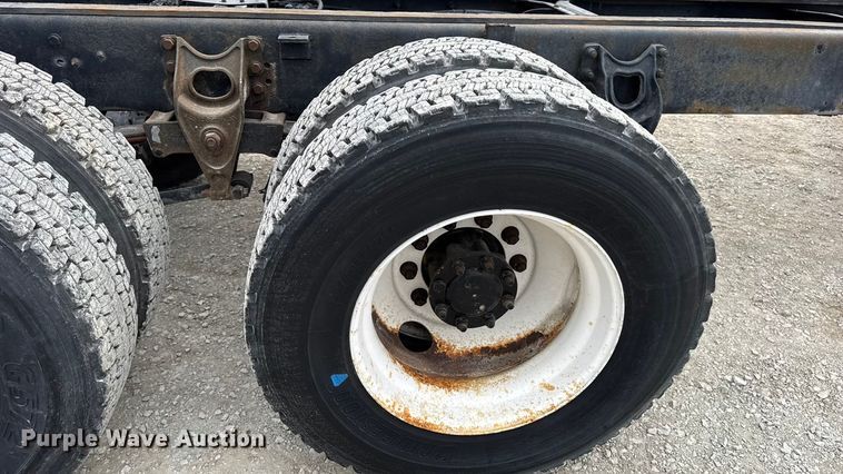 image for item DW6731 2004 International 4400 truck cab and chassis