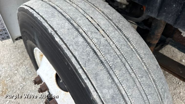 image for item DW6731 2004 International 4400 truck cab and chassis