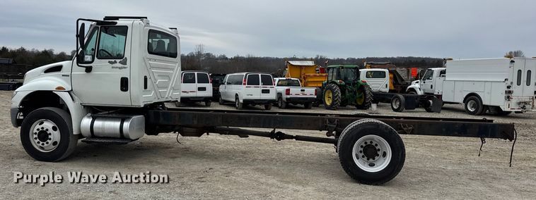 image for item DW6732 2010 International 4300 truck cab and chassis
