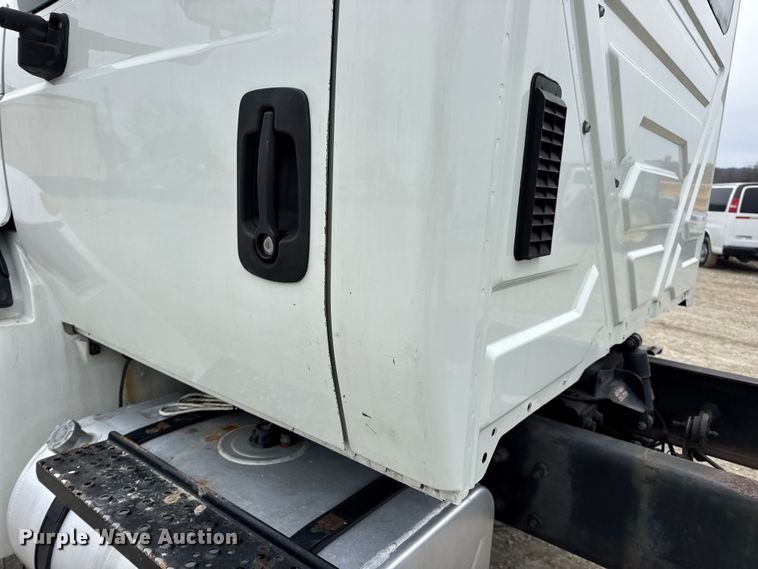 image for item DW6732 2010 International 4300 truck cab and chassis