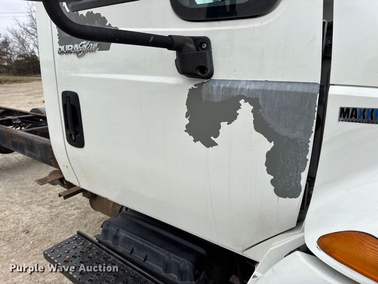image for item DW6732 2010 International 4300 truck cab and chassis