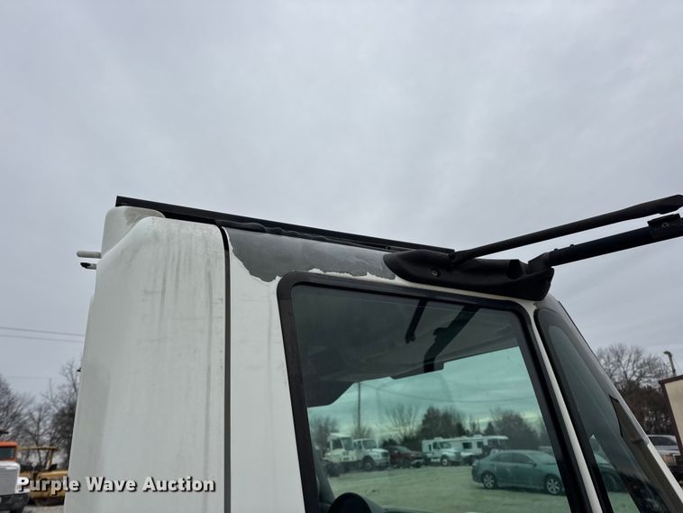 image for item DW6732 2010 International 4300 truck cab and chassis