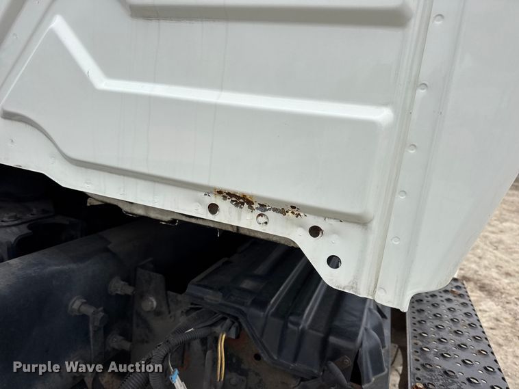 image for item DW6732 2010 International 4300 truck cab and chassis