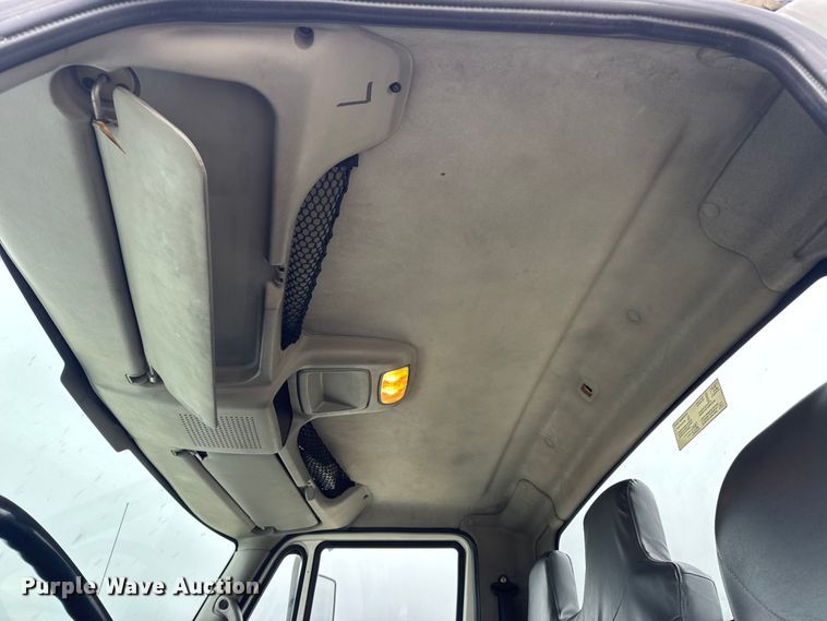 image for item DW6732 2010 International 4300 truck cab and chassis