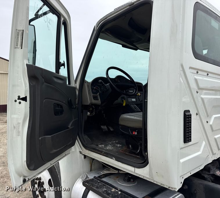 image for item DW6732 2010 International 4300 truck cab and chassis