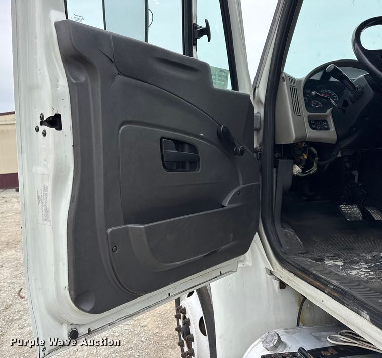 image for item DW6732 2010 International 4300 truck cab and chassis