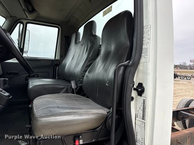 image for item DW6732 2010 International 4300 truck cab and chassis