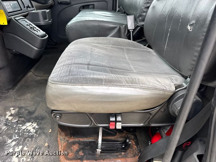 image for item DW6732 2010 International 4300 truck cab and chassis