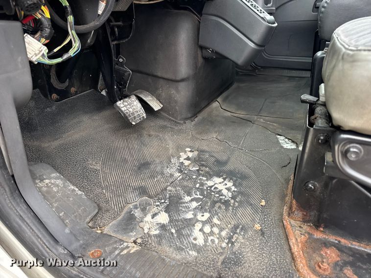 image for item DW6732 2010 International 4300 truck cab and chassis