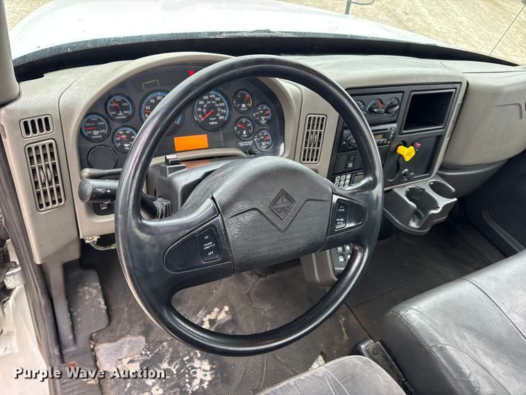 image for item DW6732 2010 International 4300 truck cab and chassis